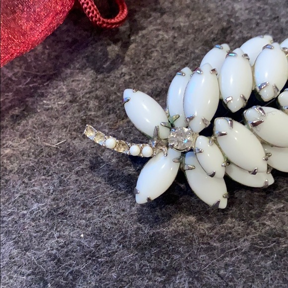 White vintage brooch - Picture 2 of 3